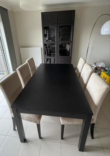 Tafel uitschuifbaar met 6 stoelen en grote vitrine kast. beschikbaar voor biedingen