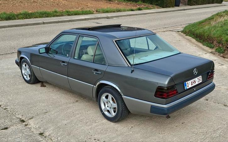 Voiture classique automatique Mercedes 250d, Autos, Oldtimers & Ancêtres, Particulier, Toit ouvrant, Diesel, Berline, 4 portes