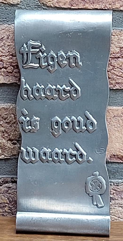 Tin 92 % - Spreukbord - Spreuk - Eigen haard is goud waard, Antiek en Kunst, Antiek | Wandborden en Tegels, Ophalen