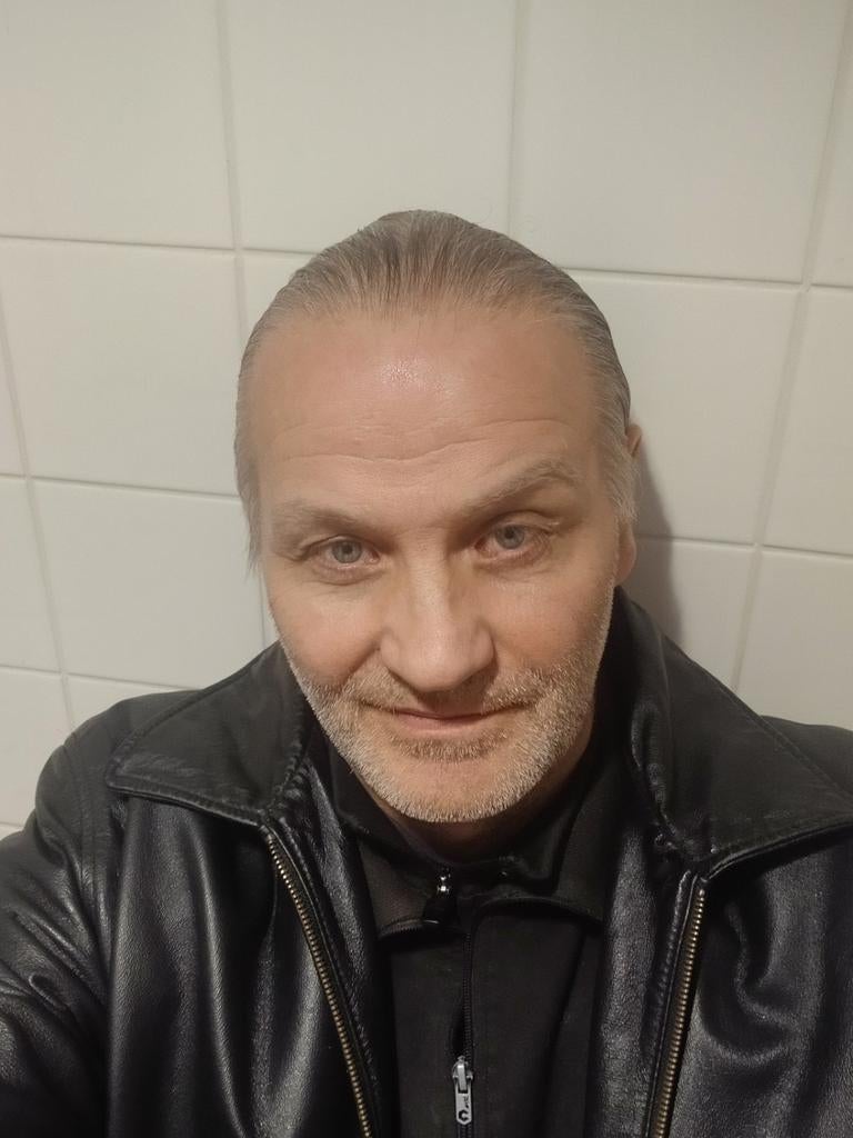 Un homme cool cherche une femme cool.