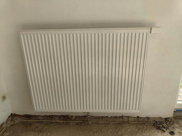 2 stuks Henrad Premium 8 T22 radiatoren, Doe-het-zelf en Bouw, Verwarming en Radiatoren, Gebruikt, Radiator, 800 watt of meer