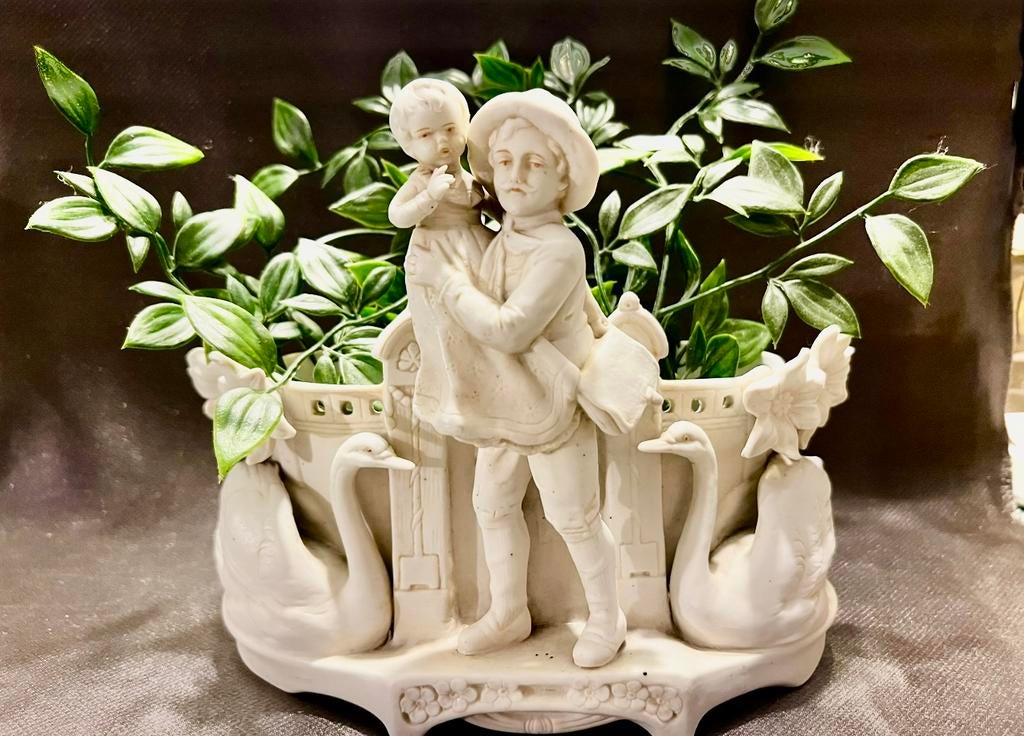 Vintage porseleinen sierstuk /bloempot met figuren en zwanen, Ophalen of Verzenden