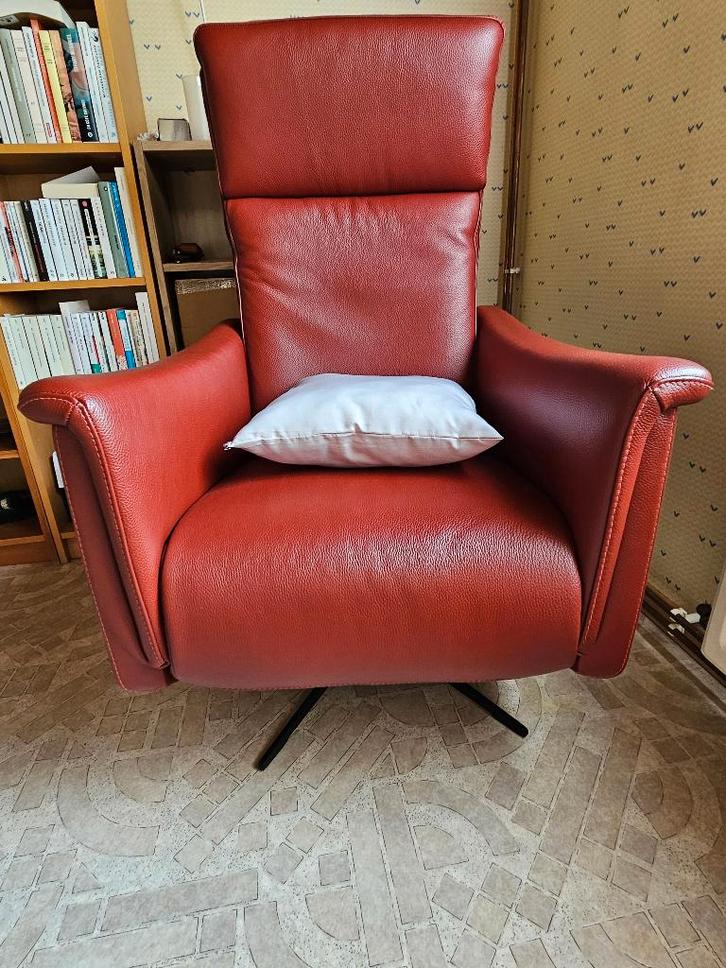 Fauteuil relax électrique pivotant Percy en cuir rouge, Maison & Meubles, Fauteuils, Comme neuf, Cuir, 75 à 100 cm, 75 à 100 cm