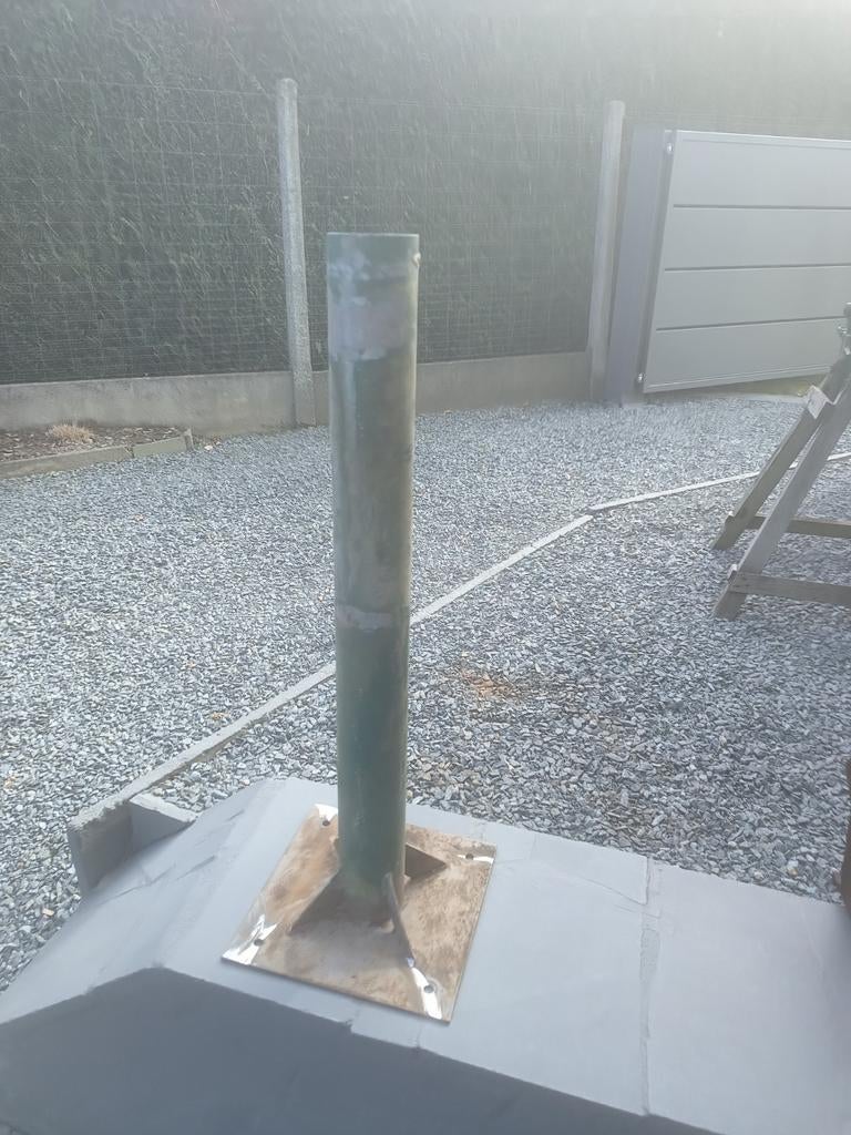 Tube en fer lourd et solide sur une base carrée, Enlèvement