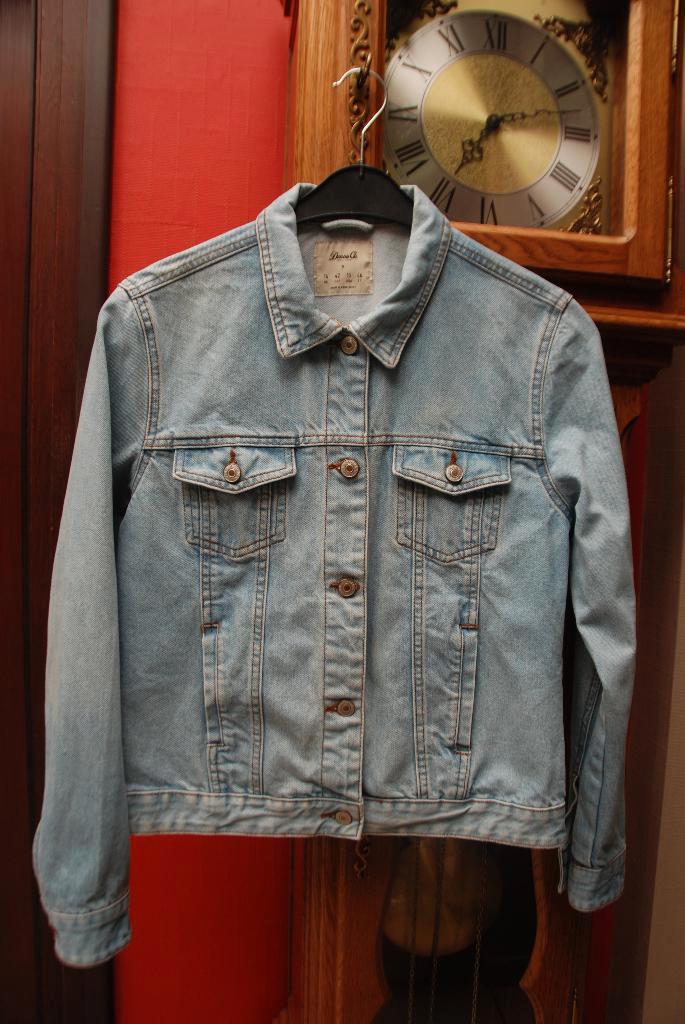 Korte jas T42 spijkerjack Zeer goede staat!, Kleding | Dames, Spijkerbroeken en Jeans, Gedragen, W33 - W36 (confectie 42/44), Blauw