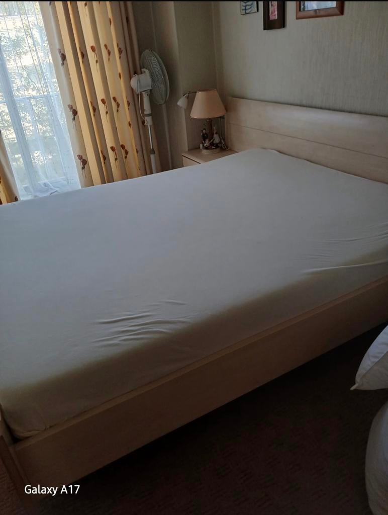 Bed incl matras - tip top staat, Huis en Inrichting, Ophalen, Zo goed als nieuw