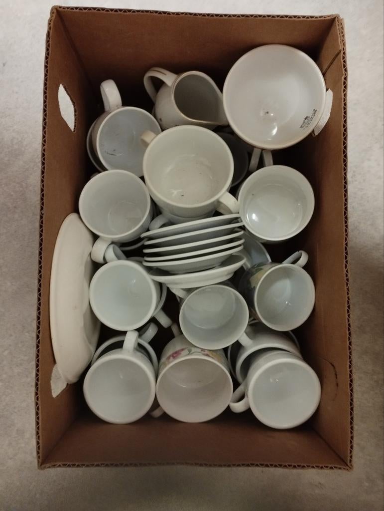 Een doos met allerlei materiaal borden en drinktassen kleur, Ophalen, Bord(en)