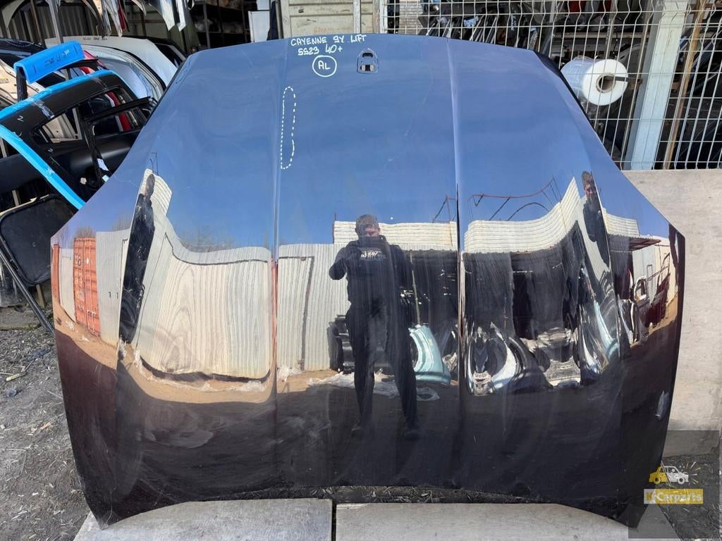 Porsche Cayenne 9Y Lift 2023 - capot, Porscheplatz 1
70435  Stuttgart, DE, Porsche, Info@porsche.de, Utilisé