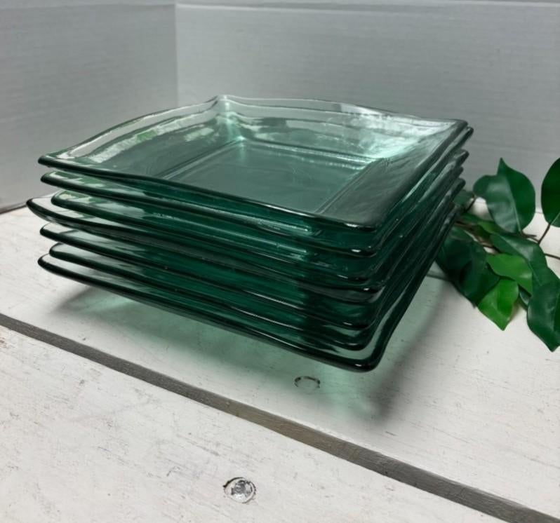 Lot de 7 assiettes carrées en verre vert – très bon état, Enlèvement, Verre