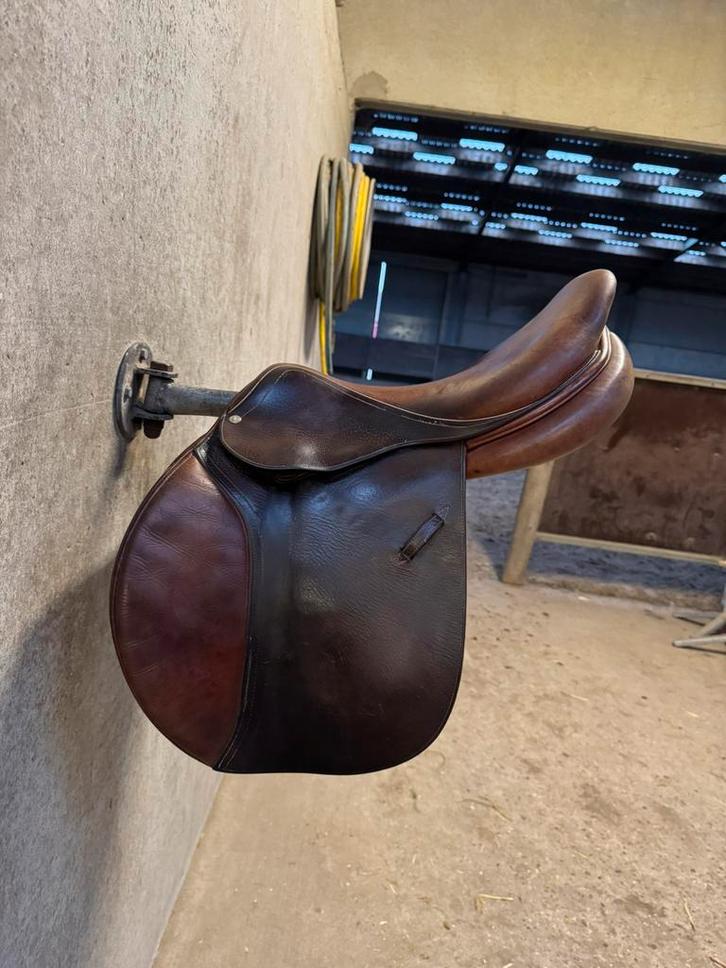 Bruin springzadel 18inch, Dieren en Toebehoren, Paarden en Pony's | Zadels, Gebruikt, Springen, Ophalen of Verzenden