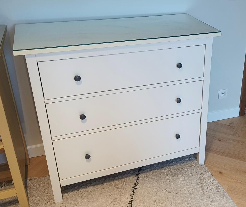 IKEA HEMNES avec plateau en verre, Maison & Meubles, Armoires | Commodes, 3 ou 4 tiroirs, Moins de 100 cm, Enlèvement, Utilisé
