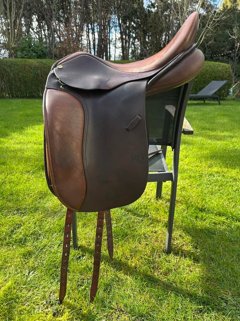 Bruin dressuurzadel Ruiz Dia 17,5 inch, Dieren en Toebehoren, Paarden en Pony's | Zadels, Ophalen of Verzenden, Gebruikt, Dressuur