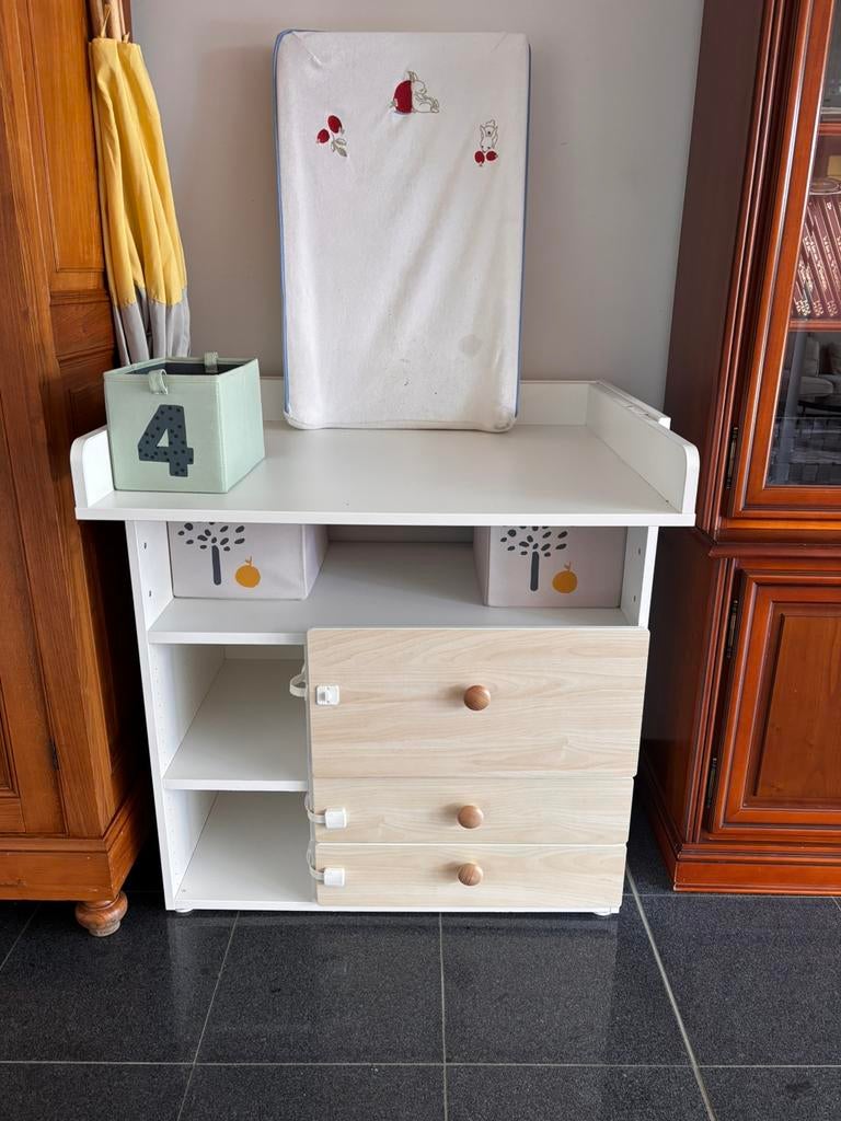 Ikea verzorgingstafel Smastad-+5 manden en verzorgingskussen, Kinderen en Baby's, Kinderkamer | Commodes en Kasten, Ophalen, Zo goed als nieuw