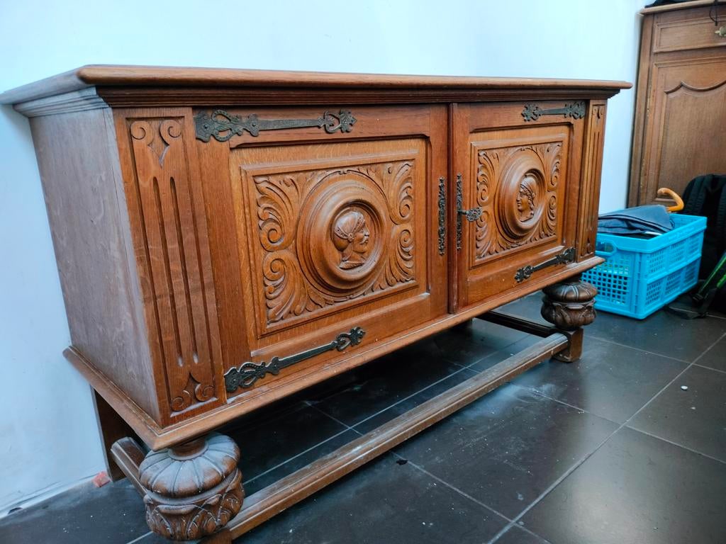 Antieke vol houten kast met gravure., Ophalen, Met plank(en), Gebruikt, 100 tot 150 cm