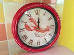 Horloge en métal patiné rouge (homard), Enlèvement, Comme neuf, Analogique, Horloge murale