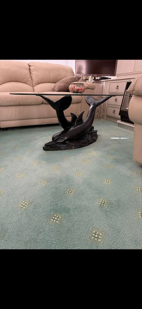 Elegante design salontafel met glazen blad en dolfijnenvoet, Huis en Inrichting, Tafels | Salontafels, Ophalen, Overige materialen