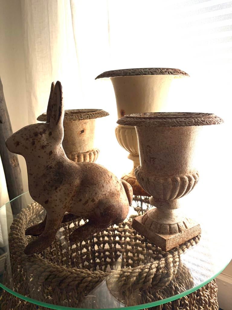 Vases en fonte + lapin en fonte, Jardin & Terrasse, Vases de jardin, Enlèvement, Comme neuf