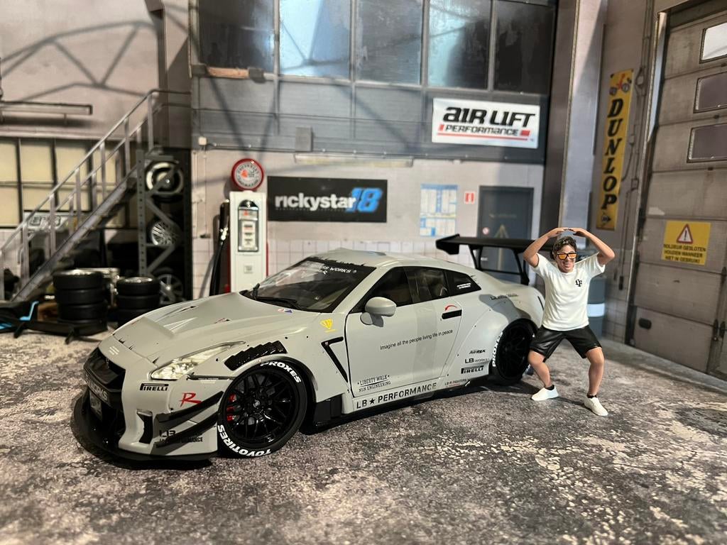 1:18 Nissan GT-R R35 LBWK + figuur - nieuw in doos, Hobby en Vrije tijd, Modelauto's | 1:18, Ophalen of Verzenden, Zo goed als nieuw