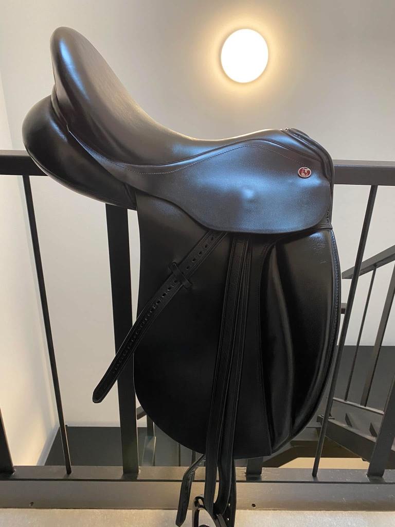 Kieffer Malmö Exclusive dressuurzadel, Dieren en Toebehoren, Paarden en Pony's | Zadels, Ophalen, Zo goed als nieuw, Dressuur