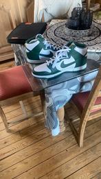 Chaussures Nike peinture 47 de couleur vert foncé et blanc, Vêtements | Hommes, Neuf, Enlèvement, Blanc, Baskets