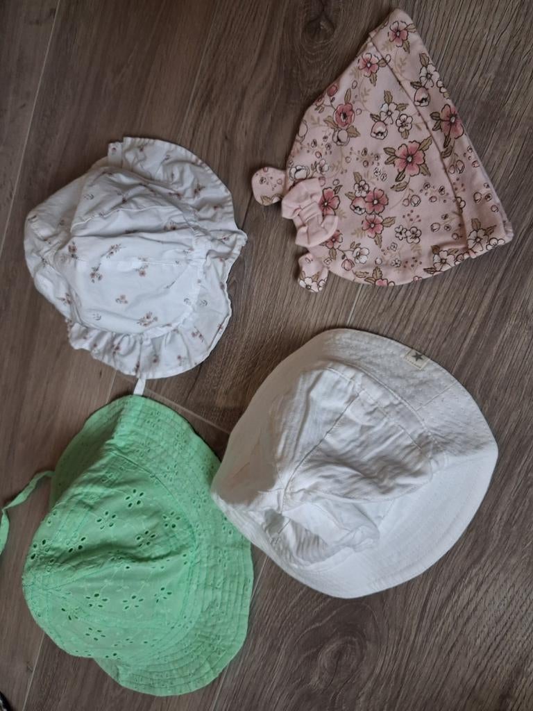 Mutsje en 3 zonnehoedjes baby, Enfants & Bébés, Vêtements de bébé | Casquettes & Chapeaux, Enlèvement