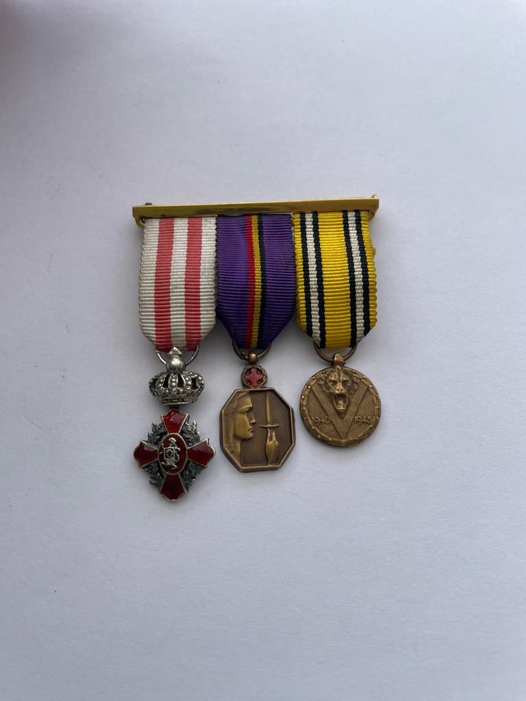 Lot 66: ECHT ZILVER miniaturen met rode emaille WOII, Verzamelen, Ophalen of Verzenden