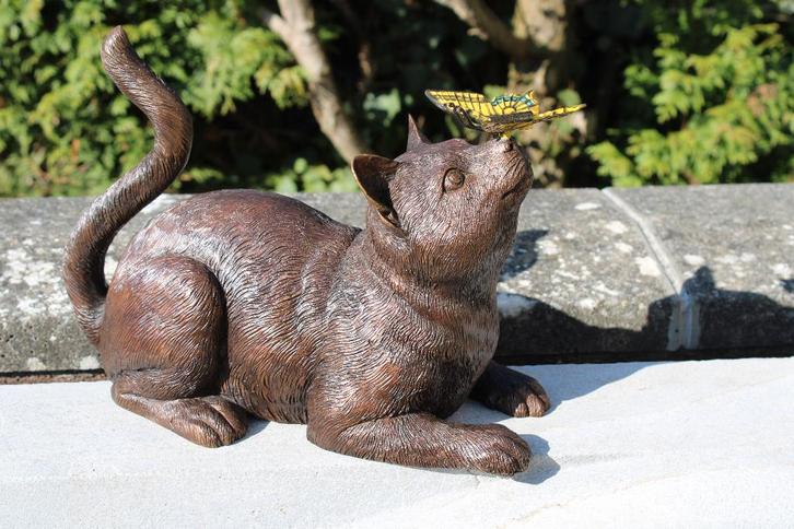 le chat et le papillon de couleurs en bronze ., Jardin & Terrasse, Décoration murale de jardin, Neuf, Enlèvement ou Envoi
