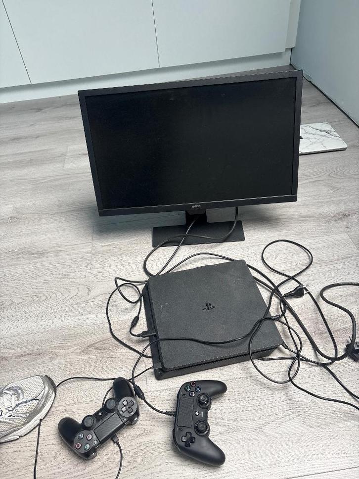 Playstation 4 + FC 26 + beeldscherm BENQ + 2 Controllers, Consoles de jeu & Jeux vidéo, Jeux | Sony PlayStation 4, Utilisé, Sport