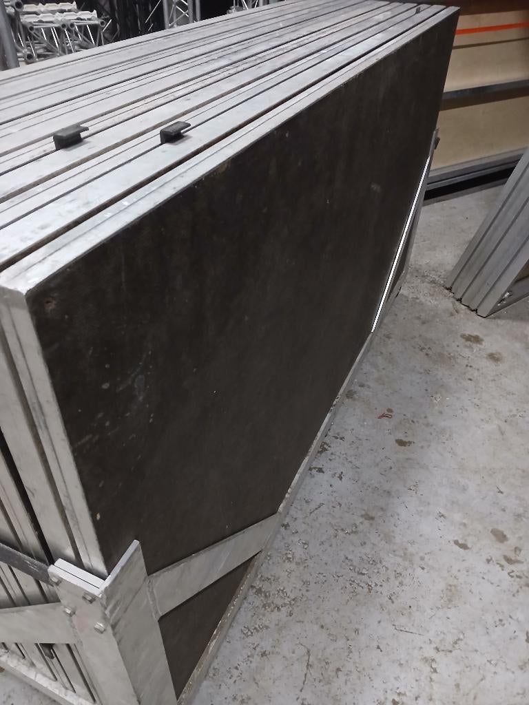 6x podiumdeel 2mx1m incl. Pootjes, Enlèvement, Utilisé, Autres types, Couleur