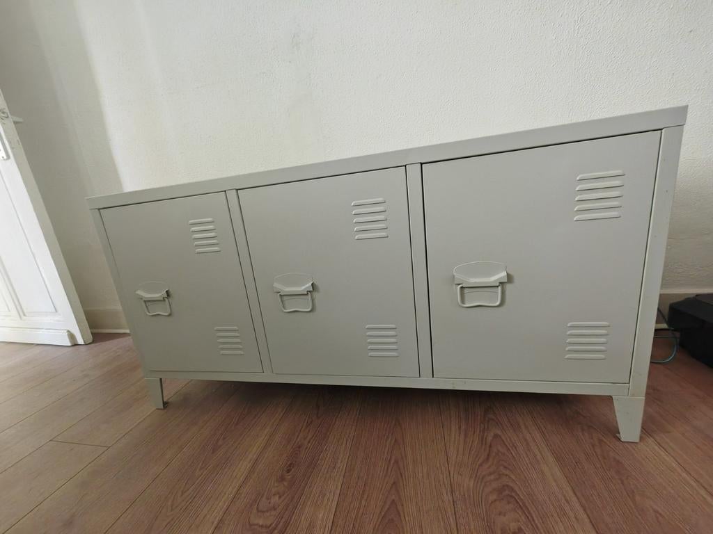 Casier métallique gris, Enlèvement