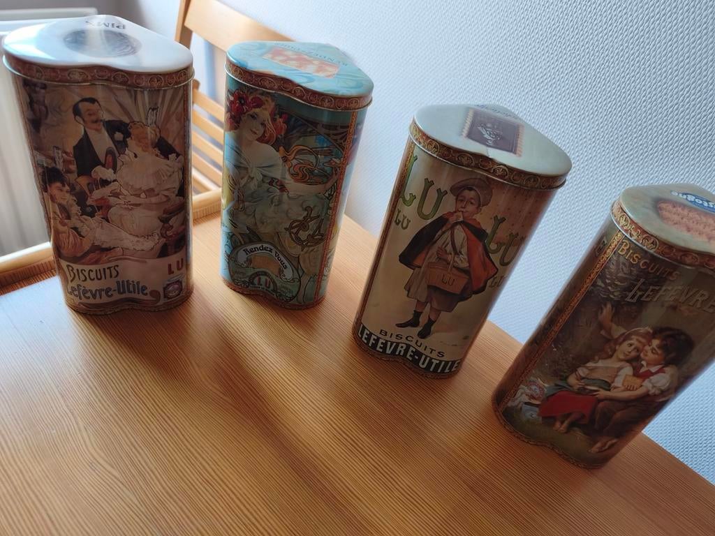 Verzameling blikken dozen, Ophalen