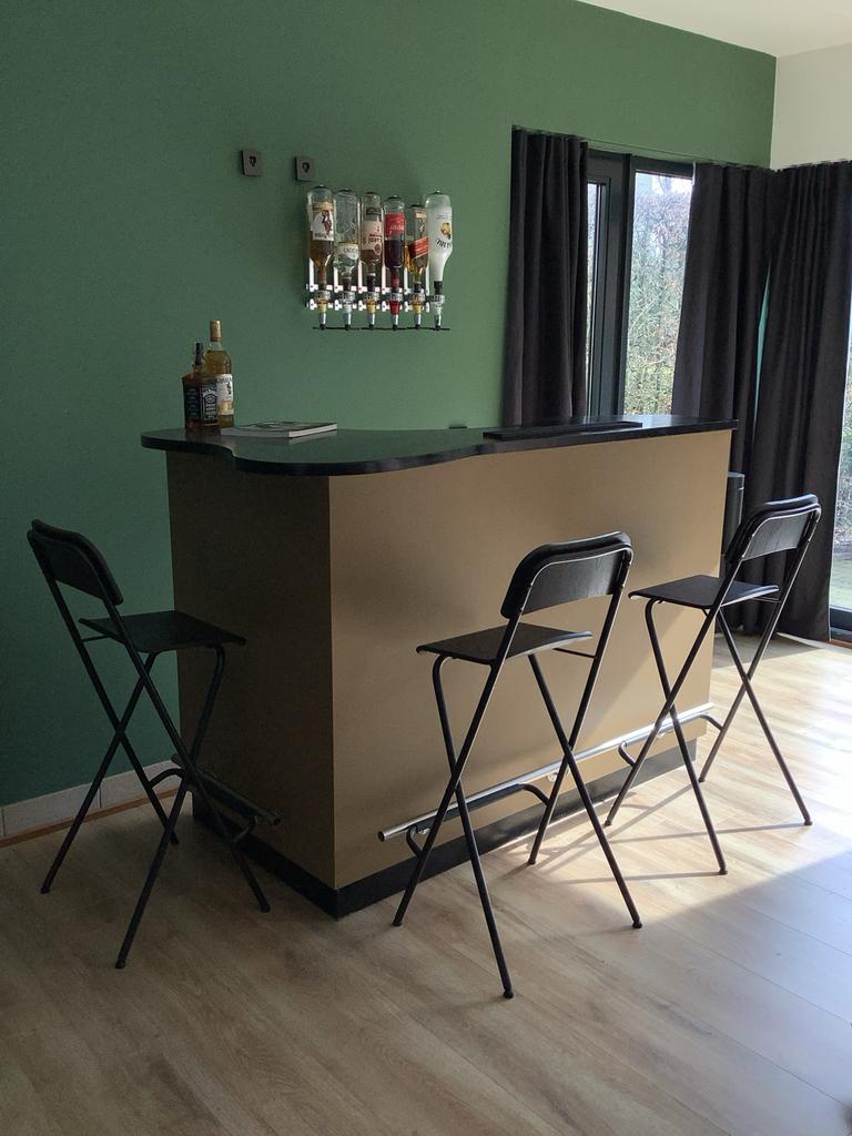 Bar met 3 stoelen en vuilbakje, Ophalen, Zo goed als nieuw
