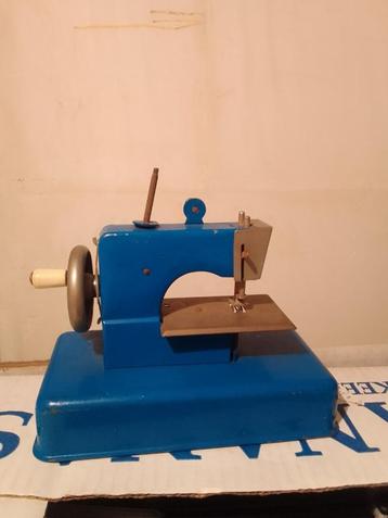 Naaimachine voor speelgoed beschikbaar voor biedingen
