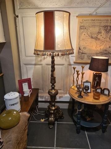 Antieke staanlamp in messing met engelen  beschikbaar voor biedingen