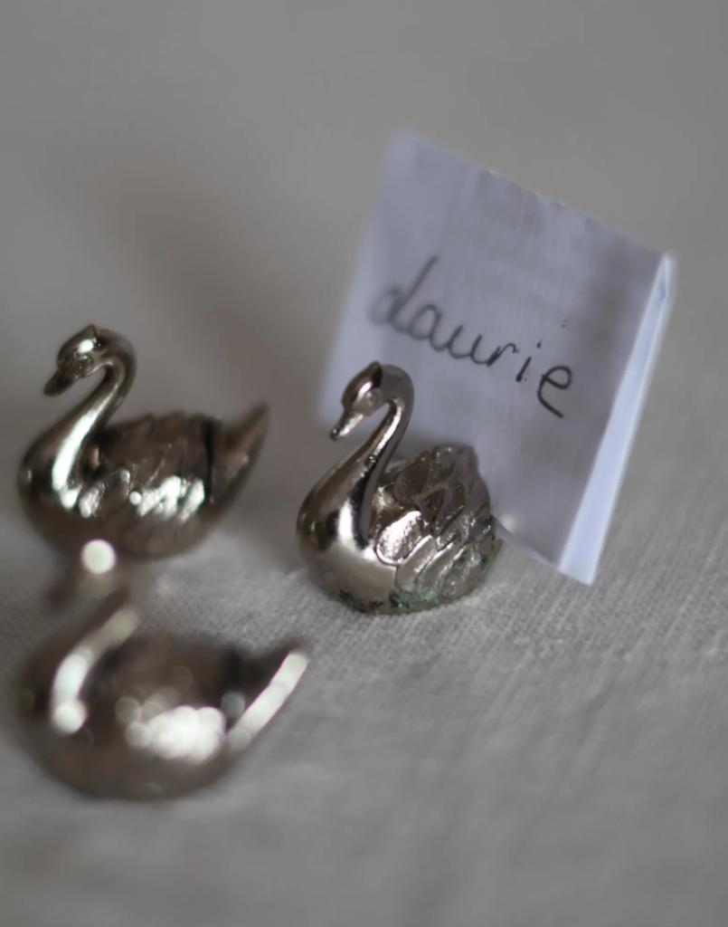 Vintage jaren 1970 - metalen zwaantjes voor tafelplaatsnamen, Hobby en Vrije tijd, Overige Hobby en Vrije tijd, Zo goed als nieuw