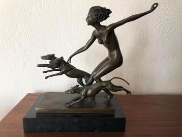 bronzen jacht sculptuur godin met 3 windhonden