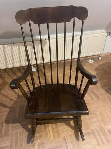 Houten schommelstoel beschikbaar voor biedingen