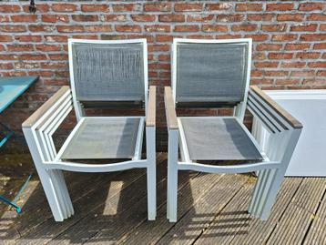 8 op te knappen tuinstoelen. 