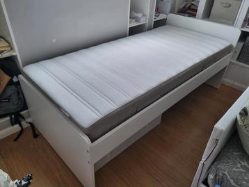 Lit IKEA 90x200 avec sommier et matelas- excellent état 