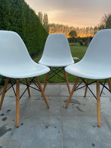 5 Scandinavische witte stoelen – in mooie staat beschikbaar voor biedingen