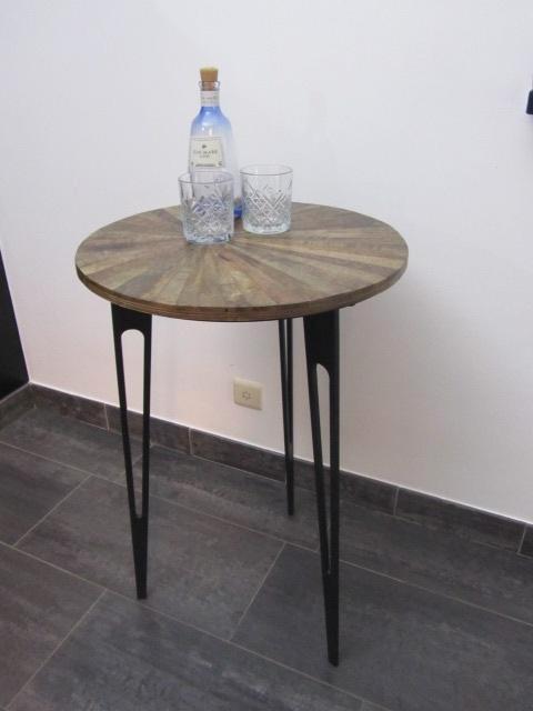 Hoge bijzettafel - side table - presentatie tafel, Huis en Inrichting, Tafels | Bijzettafels, Zo goed als nieuw, Rond, Ophalen