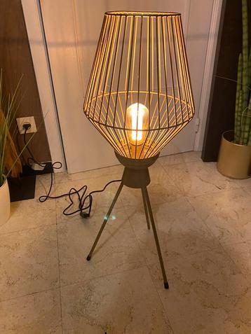 Vloerlamp led in mooi goud op voet  disponible aux enchères