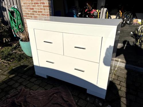 commode kast in nette en goede staat., Kinderen en Baby's, Kinderkamer | Commodes en Kasten, Gebruikt, Commode, 90 tot 105 cm