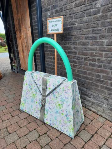 Decoratie zelfgemaakte grote handtas beschikbaar voor biedingen