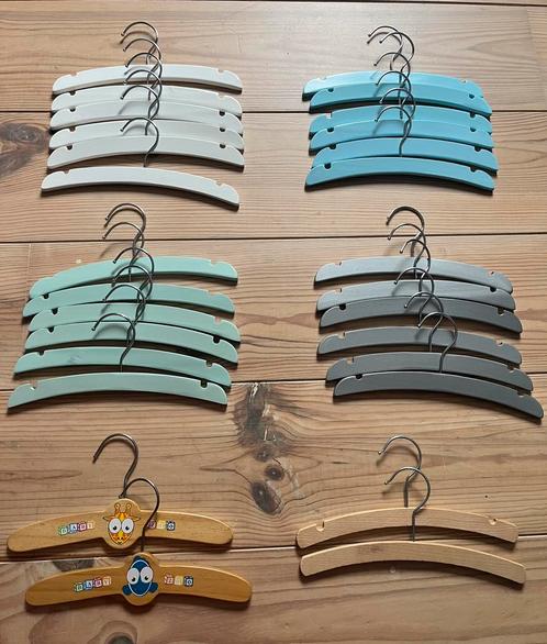 Kinder kapstokken - 28 stuks - hout, Kleding | Dames, Kledinghangers, Gebruikt, Hout, Kinderen, Ophalen