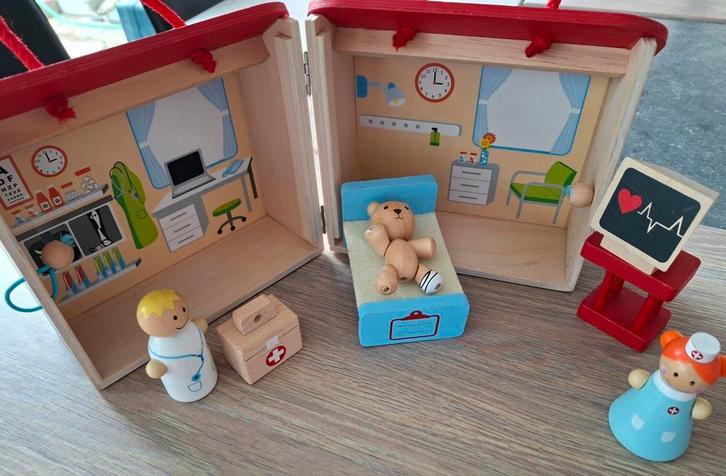Houten draagbaar ziekenhuis, Kinderen en Baby's, Speelgoed | Poppenhuizen, Gebruikt, Accessoires, Ophalen