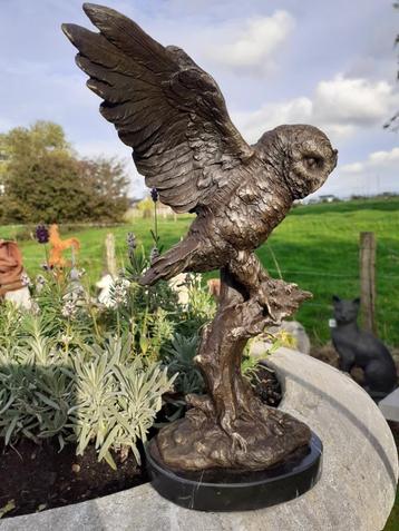 BRONZEN BEELD GESIGNEERD OP EEN SOKKEL (de vlucht van de uil beschikbaar voor biedingen