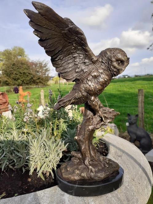 BRONZEN BEELD GESIGNEERD OP EEN SOKKEL (de vlucht van de uil, Antiek en Kunst, Antiek | Brons en Koper, Brons, Ophalen of Verzenden
