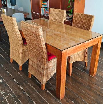 Houten eettafel met glazen blad.  beschikbaar voor biedingen