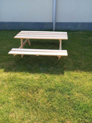 Mooie picnic tafel  beschikbaar voor biedingen
